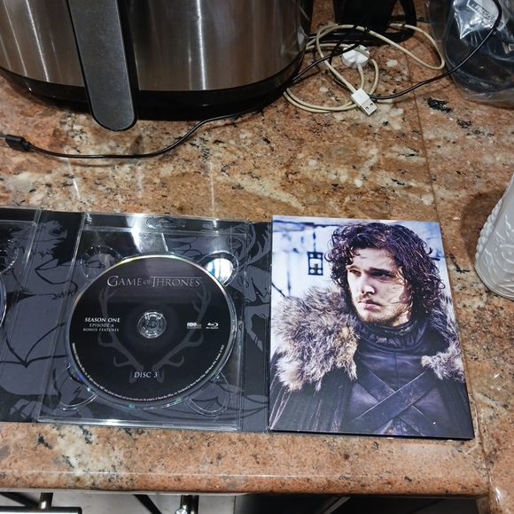 Game of Thrones: The Complete First Season (Blu-ray, 2012, 5-Disc Set) - Picture 4 of 16